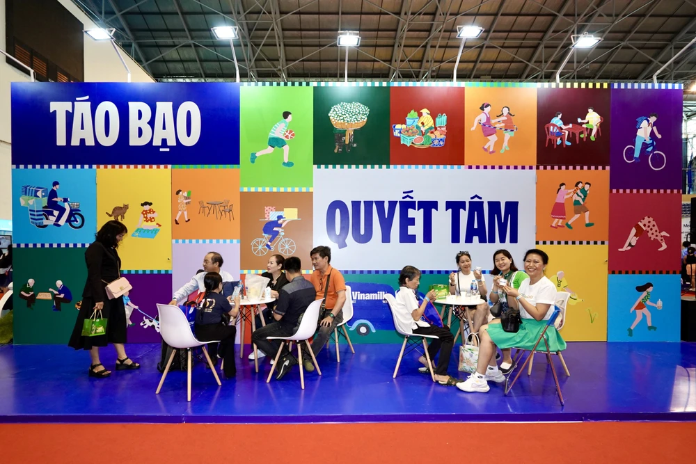 Không gian rực rỡ sắc màu của Vinamilk tại Triển lãm. HÌNH 2 A.jpg