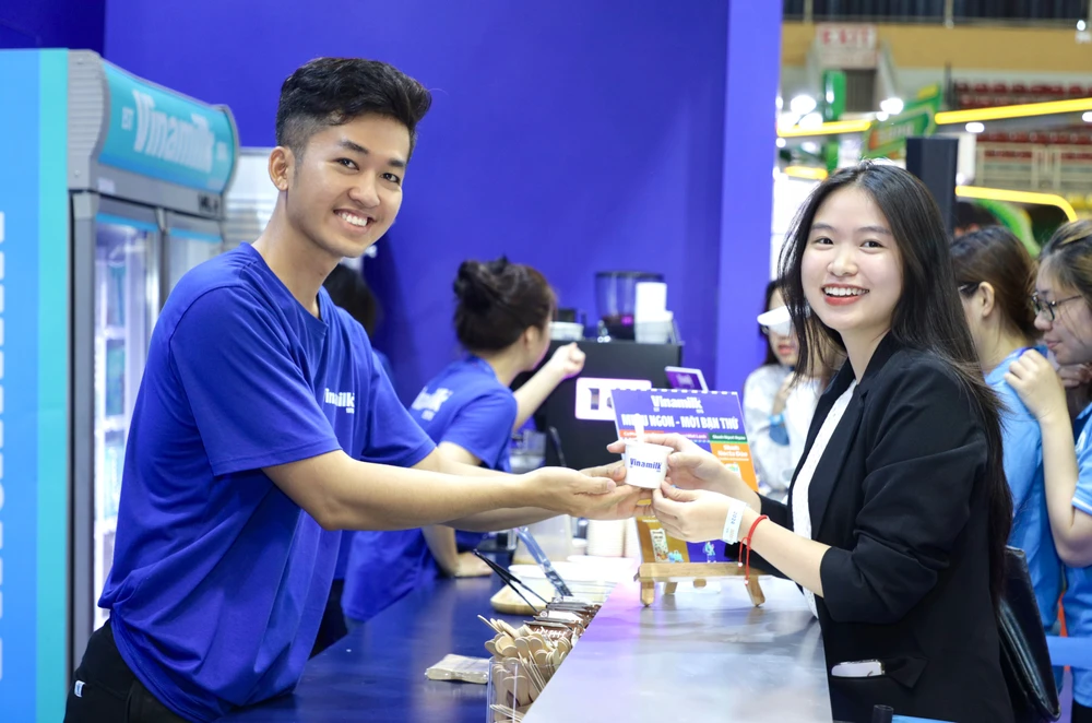 Super Nut Cappuccino, kem tươi Vinamilk Frozen Yogurt, Slush Vfresh Necta Đào… là những món nước sáng tạo, thu hút đông đảo khách đến thử. HINH 3 C.JPG