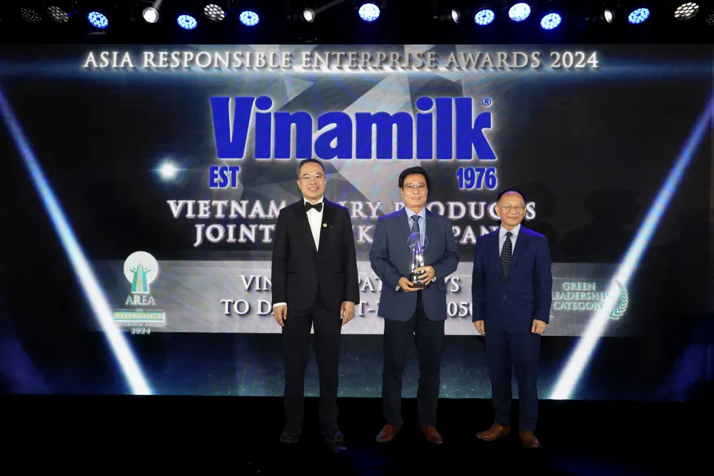 Ông Lê Hoàng Minh, Giám đốc điều hành sản xuất của Vinamik nhận cúp chứng nhận cho hạng mục Green Leadership của Giải thưởng AREA 1B.jpg