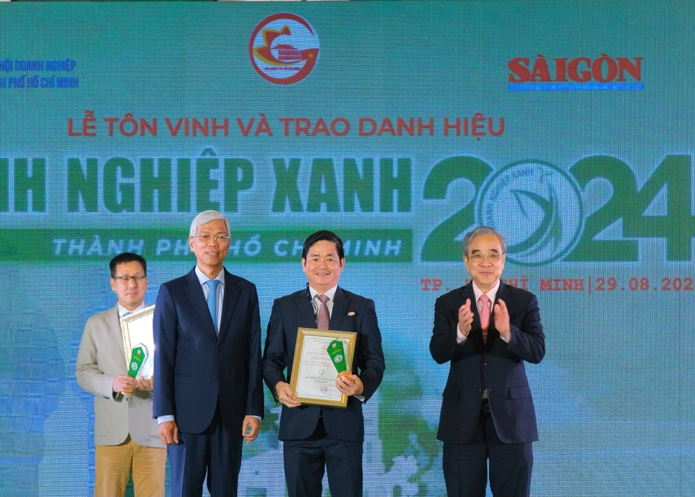 Phó Chủ tịch UBND TPHCM Võ Văn Hoan (trái) trao danh hiệu Doanh nghiệp xanh TPHCM năm 2024 cho ông Lâm Quốc Thanh, Tổng Giám đốc SATRA (giữa)