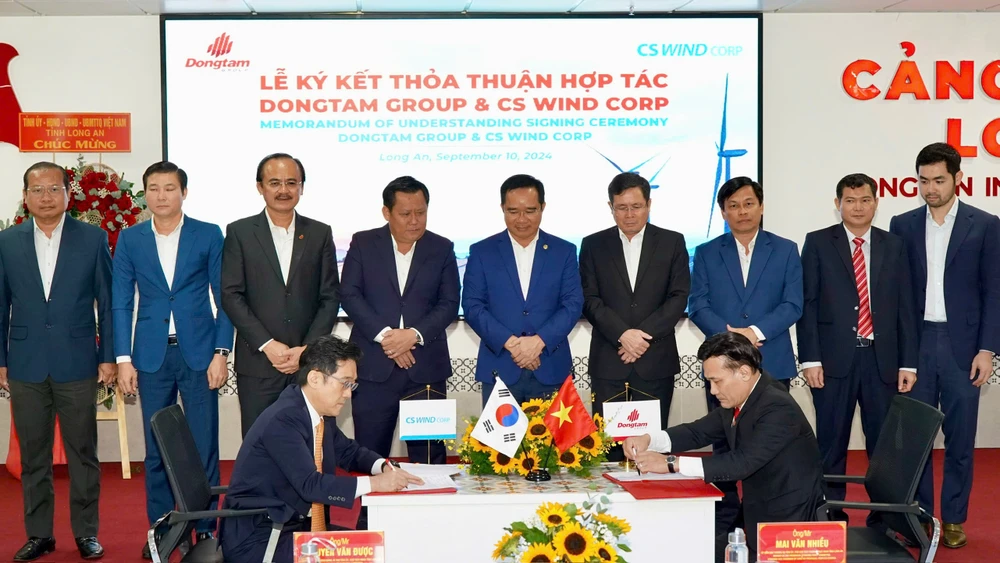 Đại diện CS Wind và DTG ký kết thoả thuận hợp tác đầu tư nhà máy sản xuất thiết bị điện gió tại Khu công nghiệp Đông Nam Á, tỉnh Long An. Ảnh: HOÀNG HÙNG