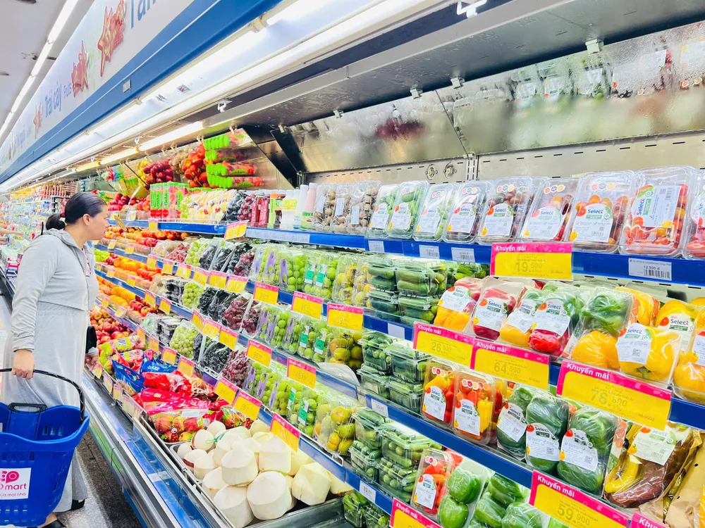 Hàng hóa thiết yếu dồi dào tại siêu thị Co.opmart ở TP Huế Khách hàng mua sắm tại Co.opmart Huế 1.jpg