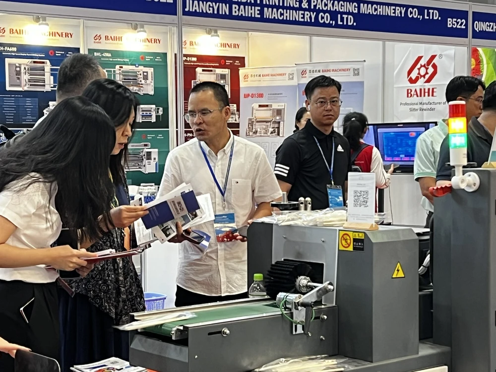 Doanh nghiệp giới thiệu về công nghệ sản xuất sản phẩm nhựa tại triển lãm. Ảnh: MINH XUÂN z5935581098527_d3ce89469d24547da914a0a94fdcdac8.jpg