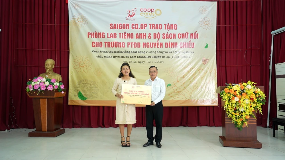 Ông Nguyễn Ngọc Thắng, Phó Tổng Giám đốc Saigon Co.op trao tặng phòng học tiếng Anh cho các em học sinh Trường Phổ thông Đặc biệt Nguyễn Đình Chiểu 