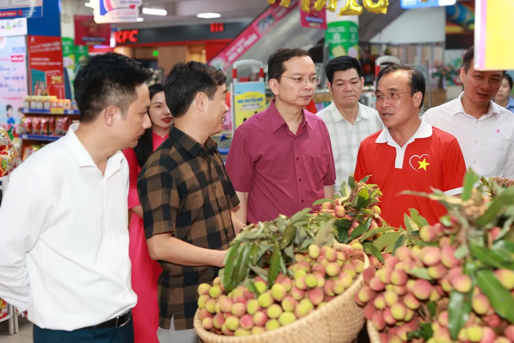 Vải thiều - đặc sản tỉnh Bắc Giang đã có mặt tại 800 điểm bán của Saigon Co.op z6645579309488_9158a0cbf0ee1a33e5a331c9c6516b30.jpg