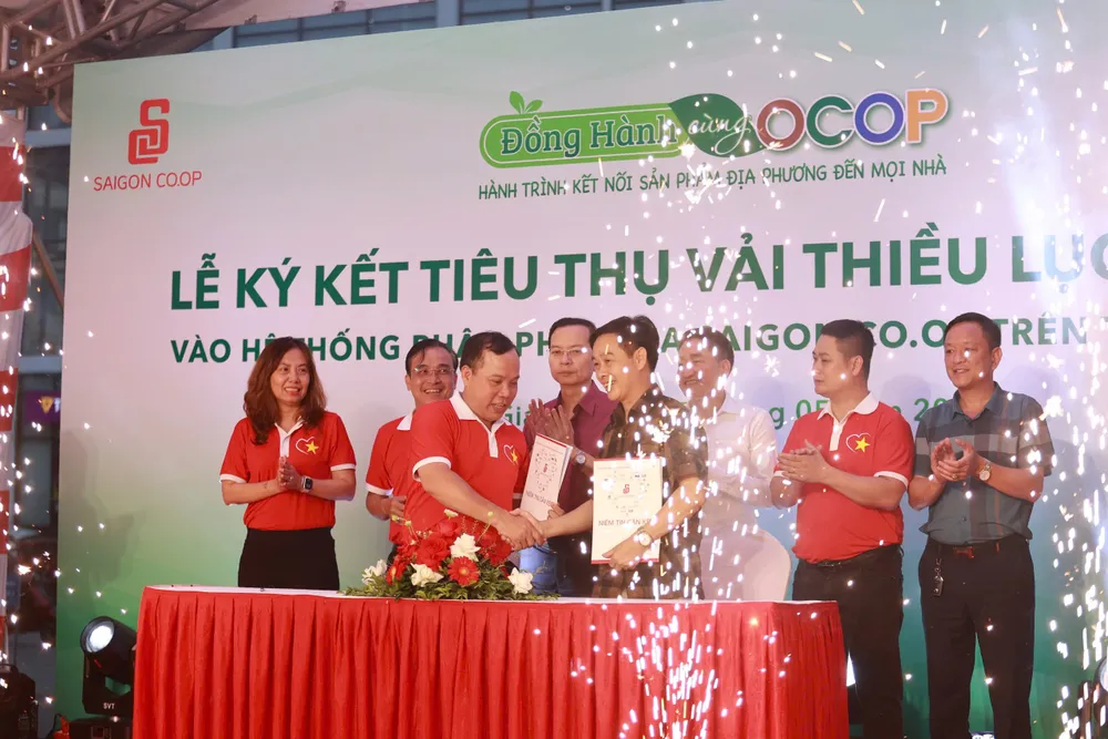 Đại diện Sagon Co.op đã ký kết tiêu thụ vải thiều Lục Ngạn vào hệ thống 800 điểm bán trên toàn quốc z6645579315019_9d201a89cee70522aee97ed2156e6f8f.jpg