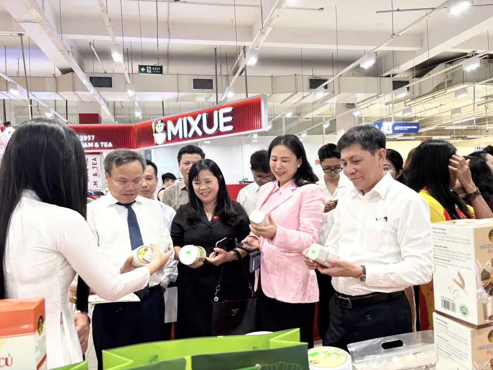Các đại biểu và doanh nghiệp tham quan gian hàng trưng bày sản phẩm đặc sản của tỉnh Quảng Trị LÃNH ĐẠO TỈNH QUẢNG TRỊ, SỞ CÔNG THƯƠNG TP.HCM VÀ LÃNH ĐẠO SAIGON CO.OP THAM QUAN GIAN HÀNG TẠU NGÀY HỘI.jpg
