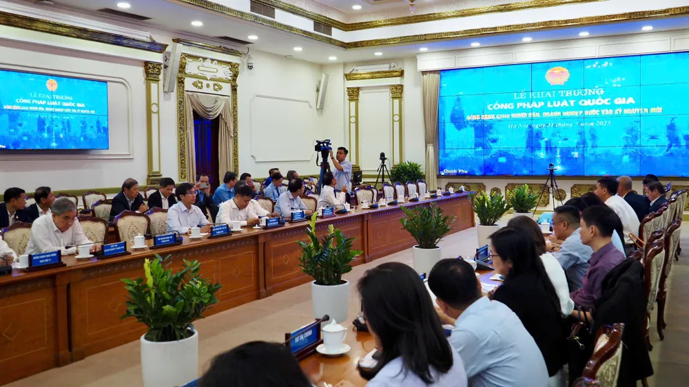 Nhiều doanh nghiệp, lãnh đạo các cơ quan chức năng tham dự lễ khai trương tại đầu cầu TPHCM. Ảnh: HOÀNG HÙNG z6656722067467_086a5929dc780f9b95e458bac3ba3fe7.jpg