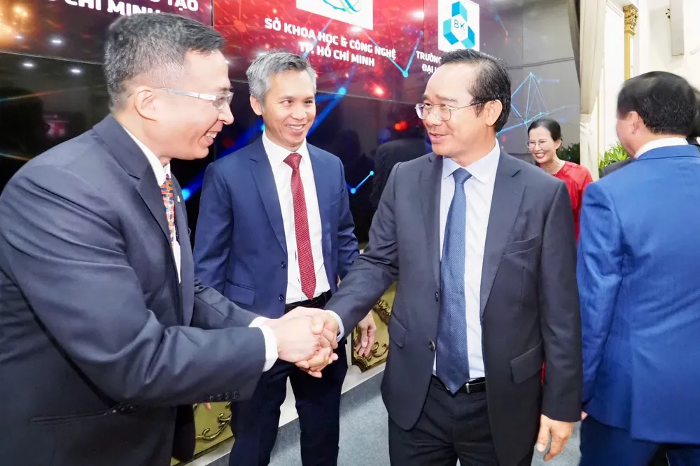 Chủ tịch UBND TPHCM Nguyễn Văn Được giao lưu với lãnh đạo Tập đoàn AMD. Ảnh: HOÀNG HÙNG z6697020958757_bf681695d54e80fe20e9abf9879aead9.jpg