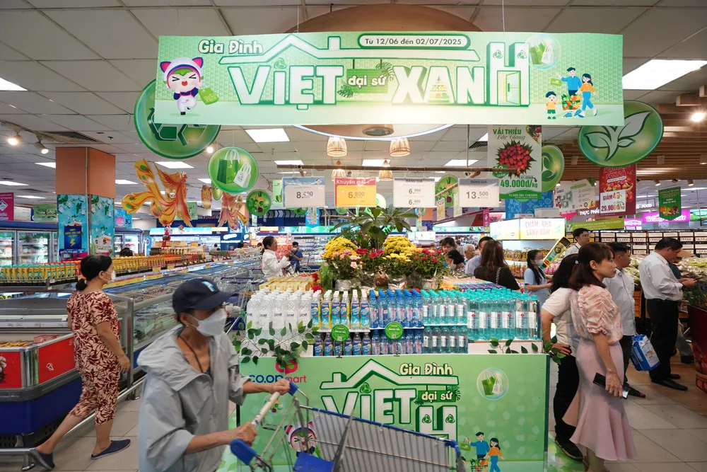 Đồng loạt tại hơn 800 điểm bán thuộc các hệ thống Saigon Co.op triển khai chương trình "Gia đình Việt - Đại sứ xanh" Chương trình ưu đãi các sản phẩm xanh đến 50_.JPG