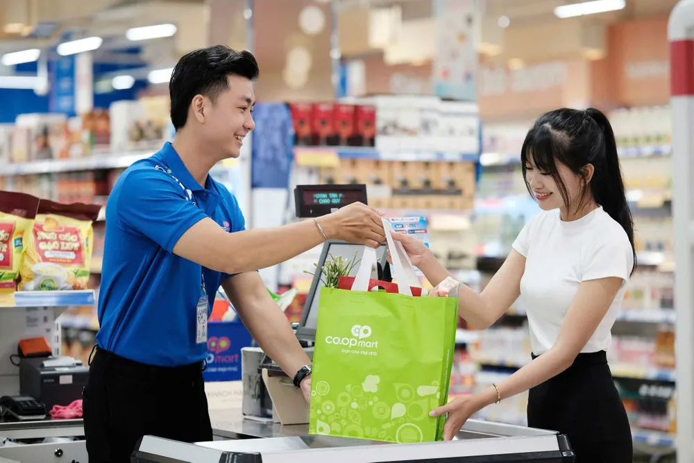 Khách hàng sử dụng túi thân thiện môi trường tại Co.opmart
