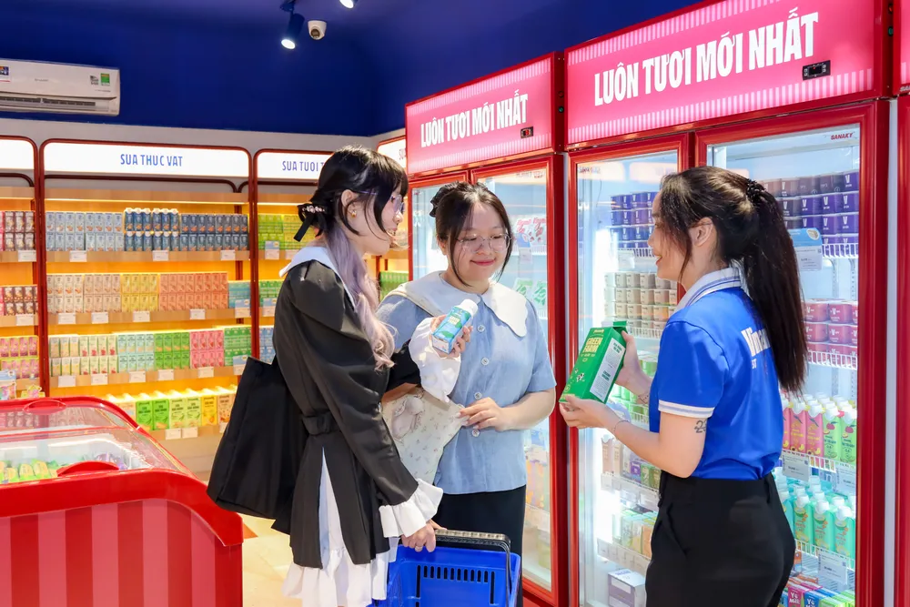 Vinamilk được nhóm khách hàng trẻ chú ý và yêu thích. Ảnh: NGUYÊN PHƯƠNG Ảnh 4A.JPG