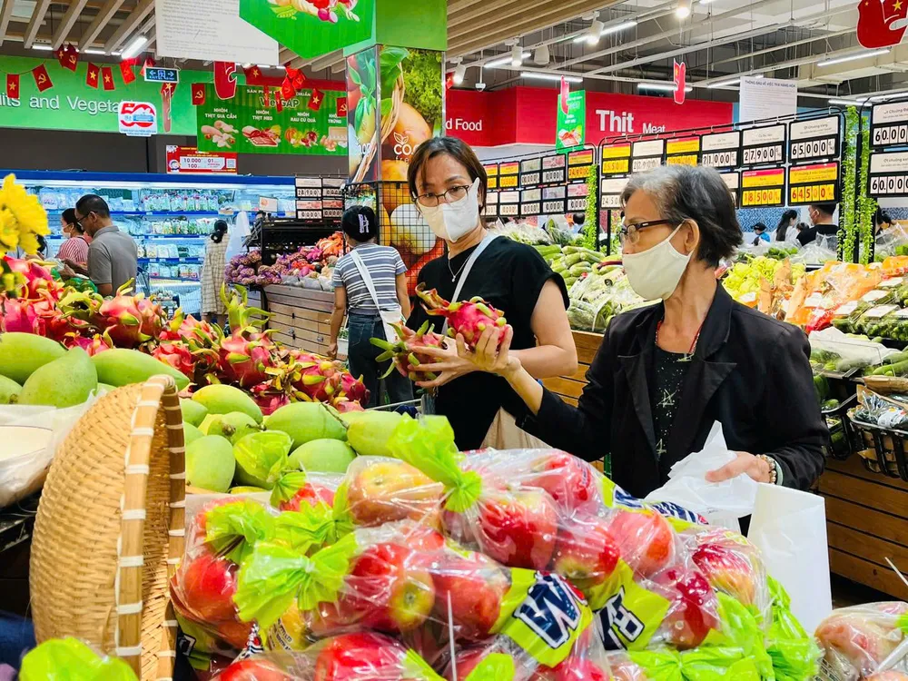 Sản phẩm xanh đang được bày bán tại hệ thống điểm bán của Saigon Co.op Co.opmart ưu đãi hàng ngàn sản phẩm xanh trong chương trình.jpg