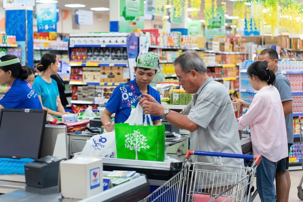 Khách mua hàng tại Co.opmart ưu tiên dùng túi thân thiện môi trường thay túi nilon Tự mang túi mua sắm chuẩn xanh.jpg