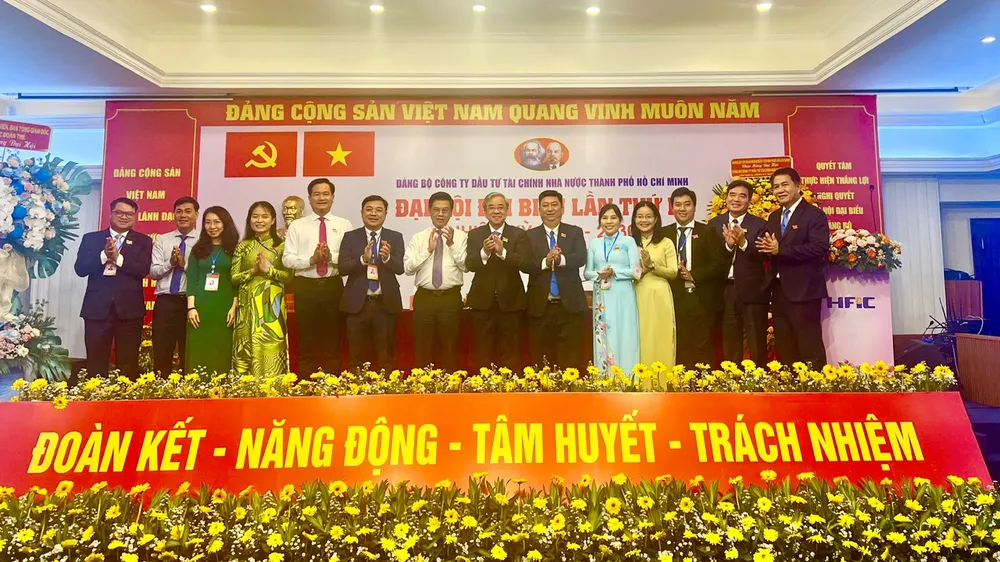 Phó Chủ tịch UBND TPHCM Nguyễn Văn Dũng (đứng giữa) tham dự Đại hội đại biểu Đảng bộ HFIC nhiệm kỳ 2025–2030 z6737936953356_00ab9353df7772f78542ab2d076701c3.jpg