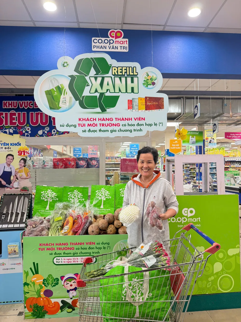 Khách hàng sử dụng túi thân thiện môi trường mua hàng tại siêu thị Co.opmart thay cho túi nilon Khách hàng phấn khởi khi tham gia chương trình Refill xanh.jpg
