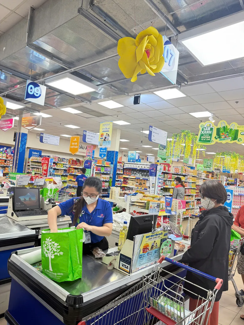 Khách mua hàng sử dụng túi thân thiện môi trường tại siêu thị Co.opmart sẽ được nhận nhiều ưu đãi xanh Tác dụng lớn nhất của chương trình là góp phần giảm rác thải ra môi trường.jpg