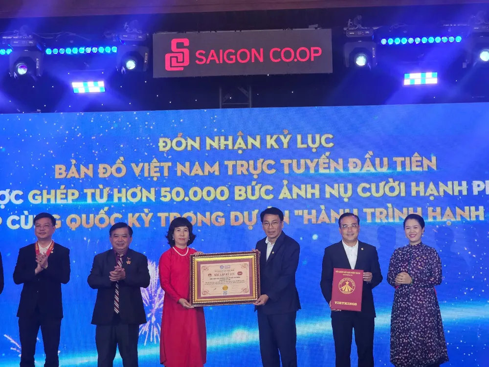 Tổ chức Kỷ lục Việt Nam trao xác nhận kỷ lục bản đồ Việt Nam trực tuyến đầu tiên được ghép từ hơn 50.000 bức ảnh nụ cười hạnh phúc cho lãnh đạo Saigon Co.op z6745660342820_34964f70b1b8579ee4dc9e38b2397395.jpg