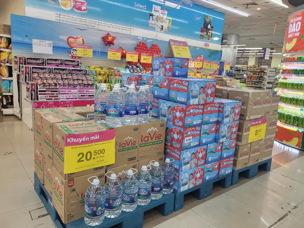 Co.opmart và Co.op Food duy trì dịch vụ giao hàng tận nhà, giữ giá bình ổn cho người dân trong mọi điều kiện thời tiết Các mặt hàng thiết yếu được dự trữ gấp 3 lần so với ngày thường.jpg