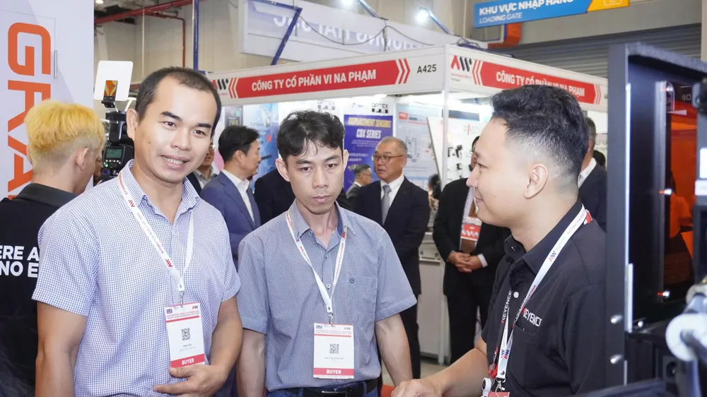 Nhiều doanh nghiệp trong và ngoài nước tìm hiểu cơ hội giao thương tại AW Vietnam 2025 z6949486029004_1244c3e6549b28cec484737b7a3e64ff.jpg