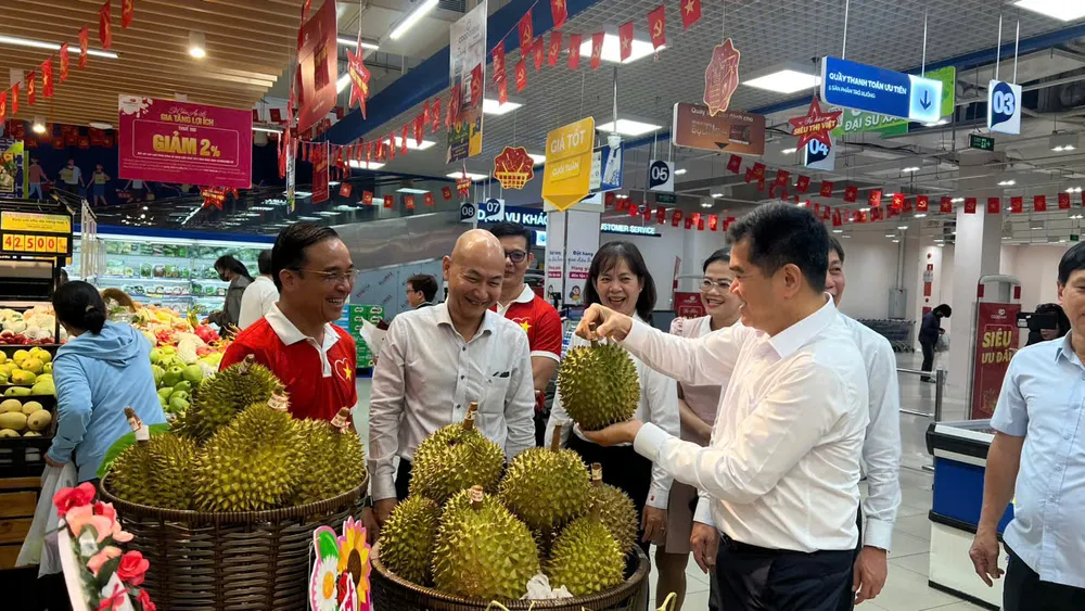 Các đại biểu tham quan gian hàng trưng bày sản phẩm nông sản Việt Nam z6953888165313_2876b42aa1e0821bc3060d8d3a29409e.jpg