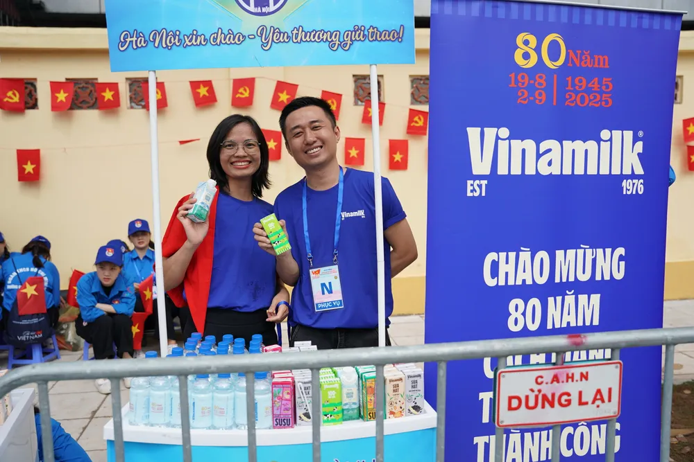 15 điểm tiếp ứng các sản phẩm dinh dưỡng của Vinamilk được triển khai dọc các tuyến đường trọng điểm. Ảnh: VI NAM ẢNH 01A.JPG