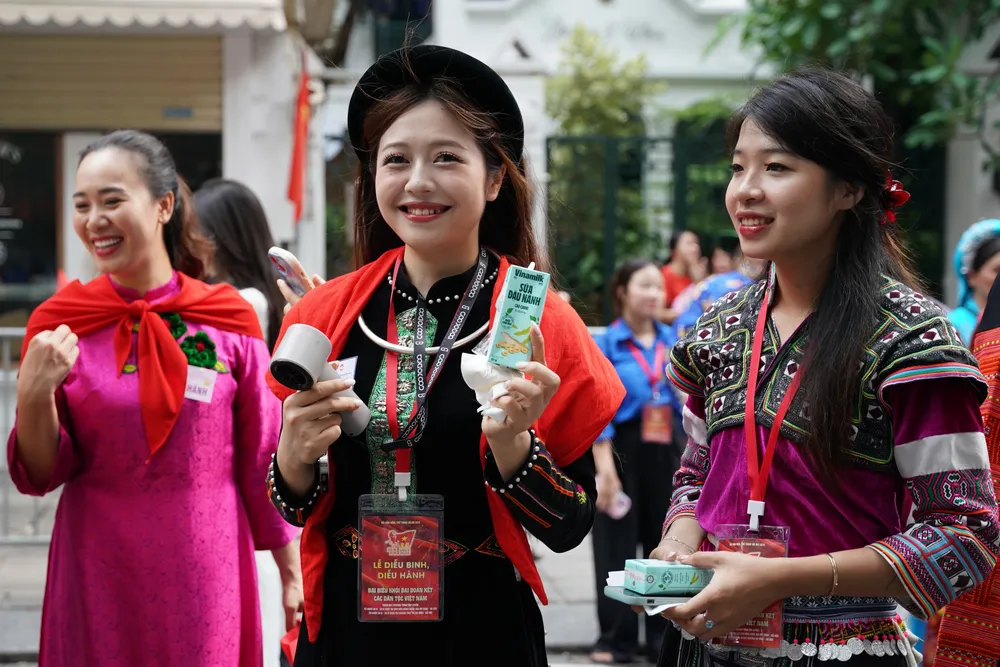 Những sản phẩm dinh dưỡng của Vinamilk góp phần mang đến những nụ cười cho các cô gái trẻ đại diện cho các dân tộc ở Việt Nam tham gia diễu hành. Ảnh: VI NAM ẢNH 03A.JPG