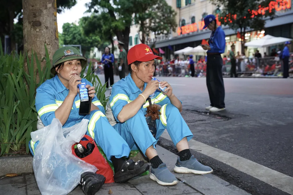 Phút nghỉ ngơi và tiếp thêm chút năng lượng bằng sữa tươi Vinamilk của các chị góp phần quan trọng để đại lễ diễn ra với những tuyến đường sạch sẽ, ngăn nắp. Ảnh: VI NAM ẢNH 08.jpg