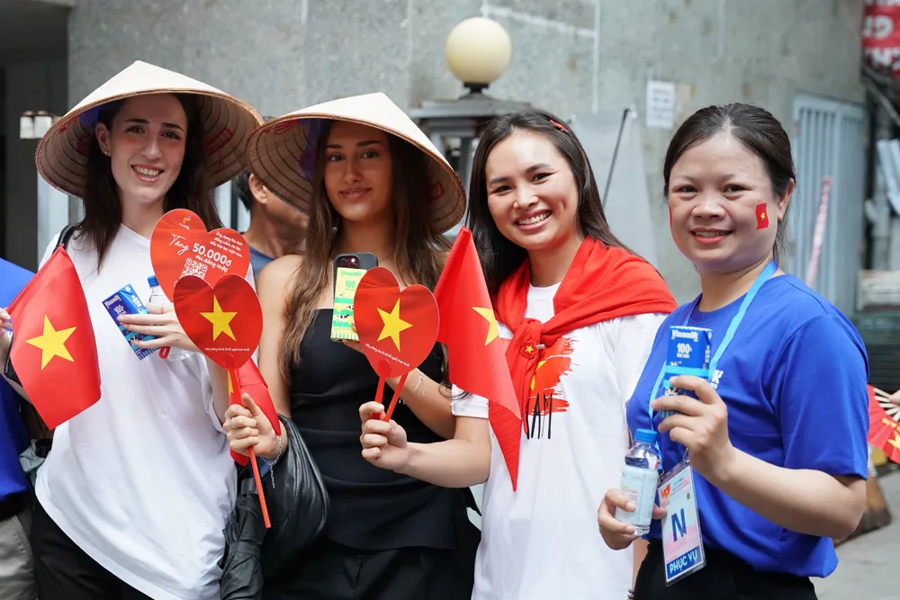 Không chỉ với người dân trong nước, không khí lễ hội đã lan tỏa đến với những người khách nước ngoài đang có mặt tại Hà Nội. Ảnh: VI NAM ẢNH 10B.JPG