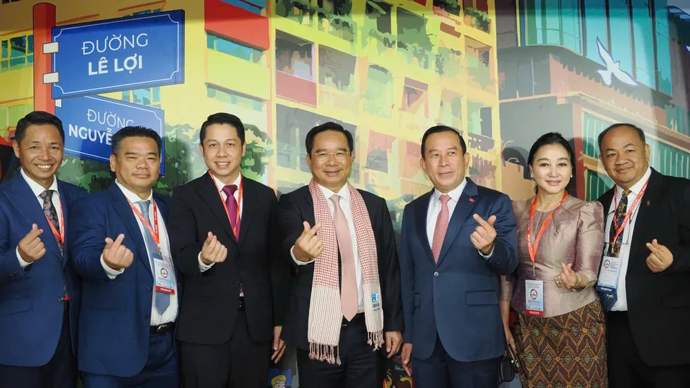 Lãnh đạo TPHCM và Campuchia chụp hình lưu niệm tại Hội chợ ITE HCMC 2025. Ảnh: HOÀNG HÙNG z6975134099230_d5d923bf1a2cc6fe82efbee34d24fdac.jpg