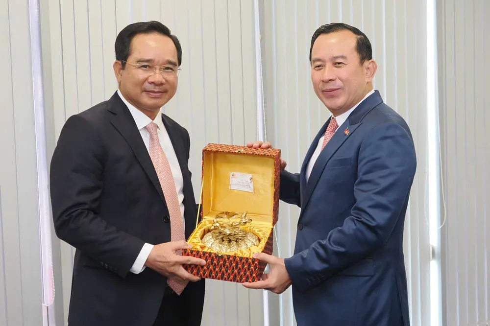 Lãnh đạo TPHCM và Campuchia tặng quà lưu niệm. Ảnh: HOÀNG HÙNG z6975134129581_3b933ccae635b61f0efa006bfe8a9801.jpg