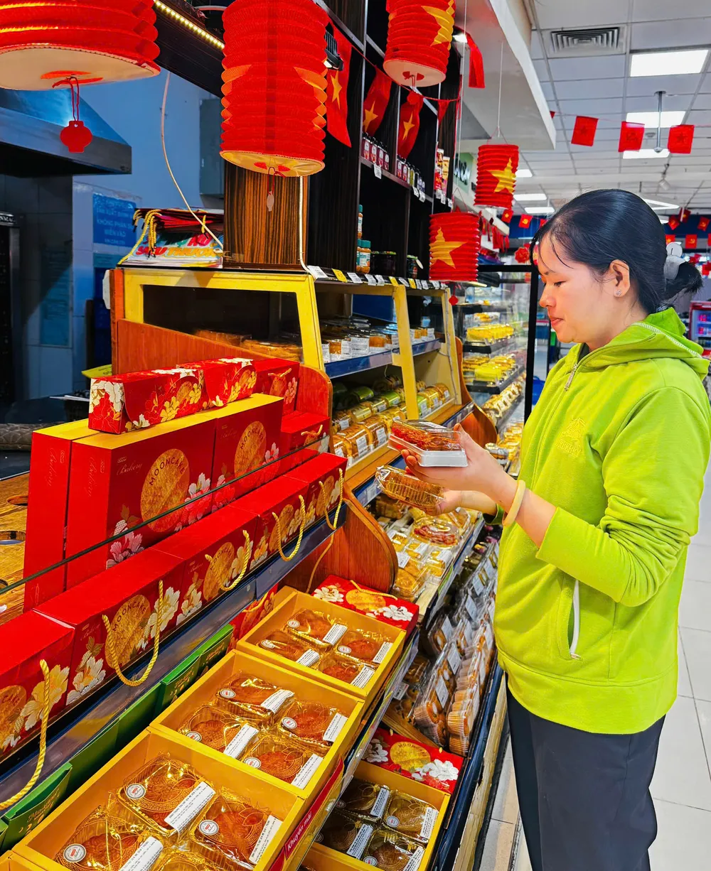 Người tiêu dùng ưa chuộng mua bánh trung thu tại siêu thị Co.opmart HÌNH 1- NTD có xu hướng quan tâm những sản phẩm bánh trung thu thanh đạm và ít ngọt.jpg