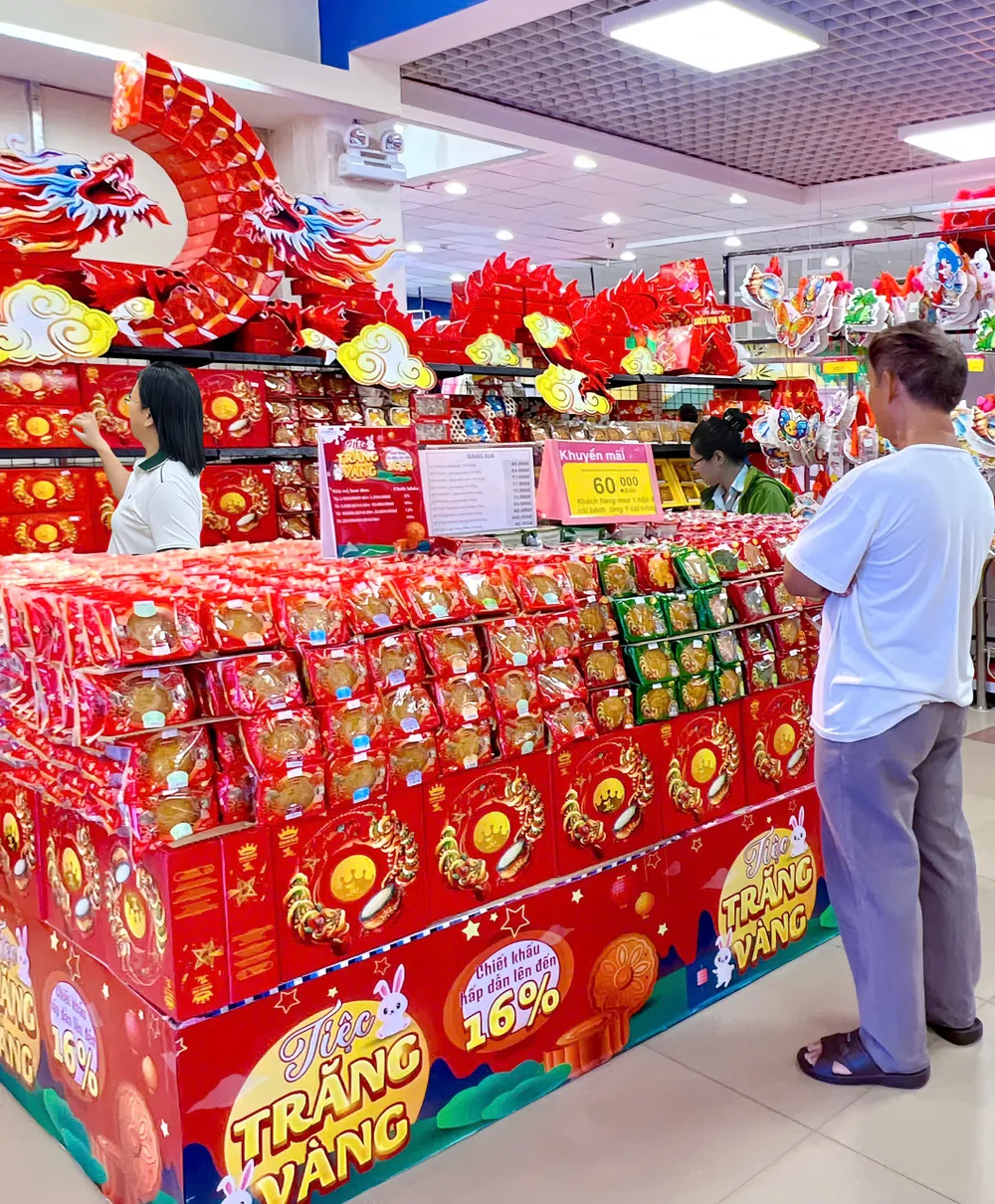Đa dạng các loại bánh trung thu được bày bán tại hệ thống siêu thị Co.opmart HÌNH 2 - Saigon Co.op chiết khấu lên đến 16% cho các đơn hàng bánh Trung Thu.jpg