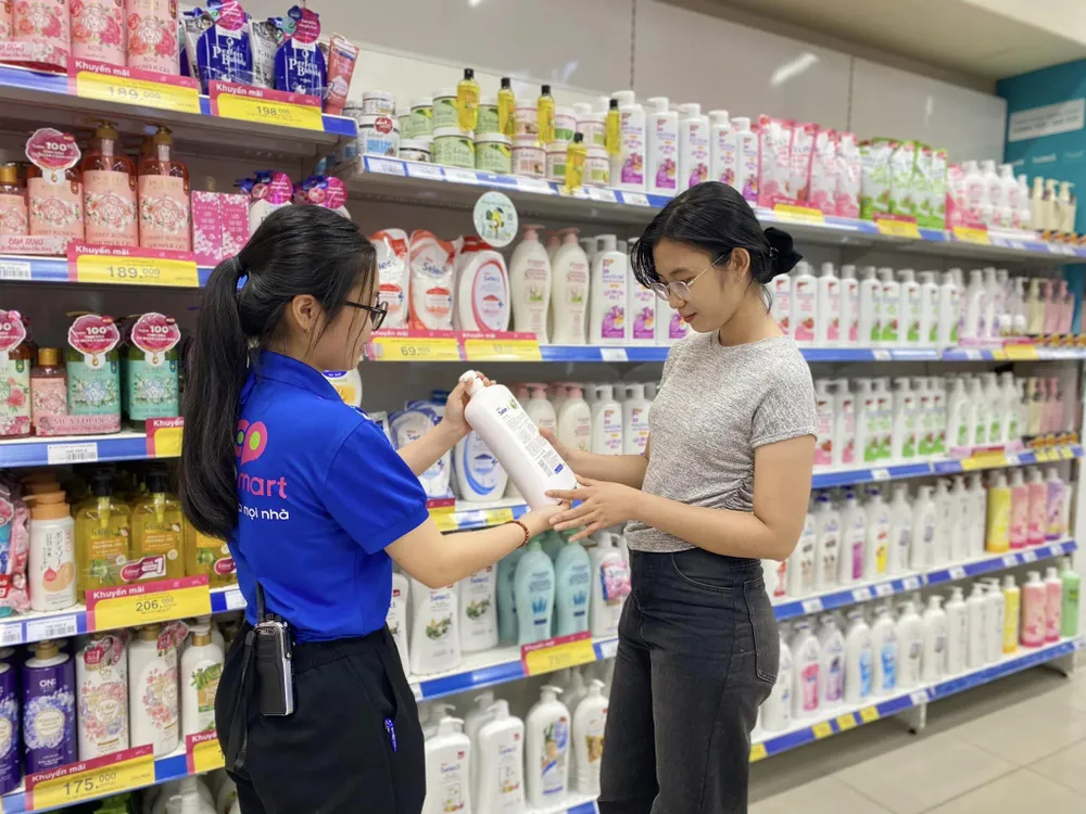 Khách hàng trẻ ưu tiên sản phẩm đại dung tích vừa kinh tế, vừa tiện lợi cho nhu cầu chăm sóc hằng ngày Khách hàng trẻ ưu tiên sản phẩm đại dung tích vừa kinh tế, vừa tiện lợi cho nhu cầu chăm sóc hằng ngày.jpg