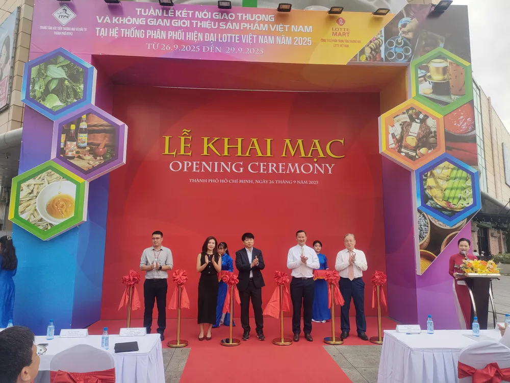 Các đại biểu và doanh nghiệp thực hiện nghi thức khai mạc chương trình hình lote moi.jpg