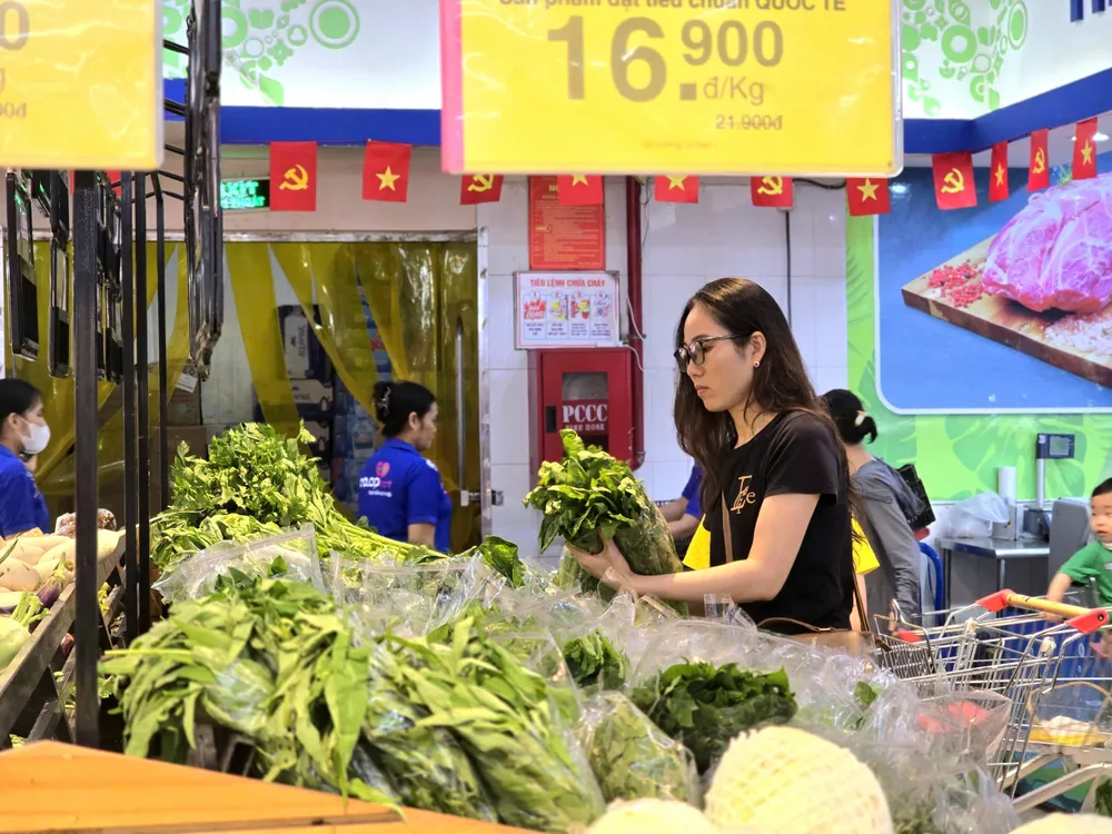 Tại các điểm bán của Saigon Co.op, các quầy kệ đầy ắp gạo, mì, sữa, rau xanh, thịt cá, nước uống cùng hàng trăm mặt hàng thiết yếu.