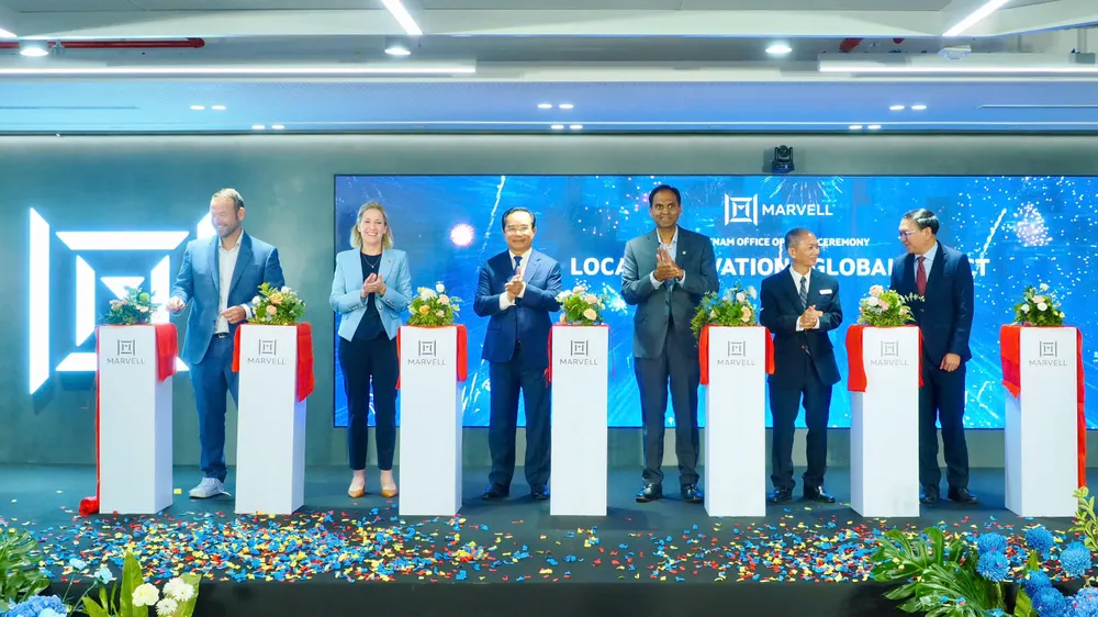 Các đại biểu thực hiện nghi thức khai trương văn phòng mới của Marvell và vận hành phòng Lab hiện đại. Ảnh: HOÀNG HÙNG z7065239233949_01d43f3f5ed01a6f4c90f9fc8e641d9b.jpg