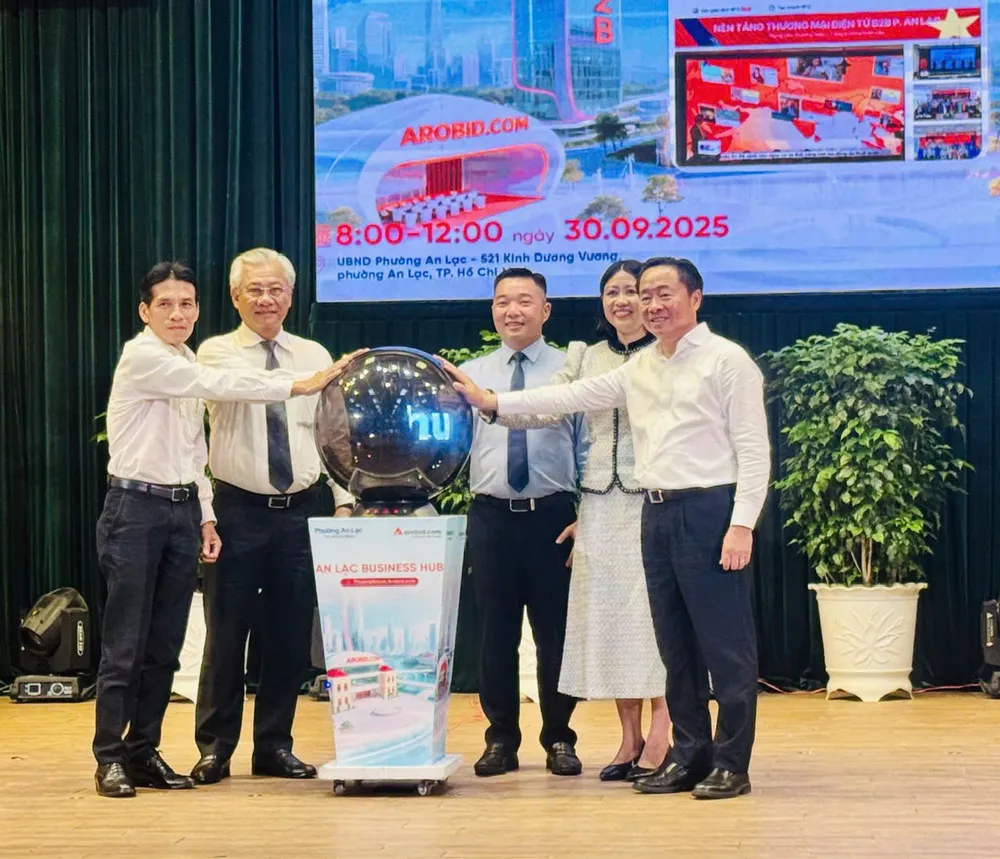 Các đại biểu thực hiện nghi thức ra mắt nền tảng thương mại điện tử B2B “An Lạc Business Hub” – mô hình thương mại điện tử B2B đầu tiên ở cấp phường trên cả nước. Ảnh: MINH XUÂN z7065364868755_f7c4a13bfb7366511157d7014df45740.jpg