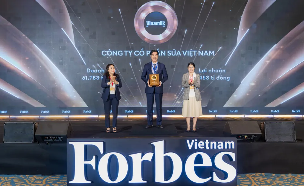 Ông Nguyễn Quốc Khánh, Giám đốc Điều hành Nghiên cứu và Phát triển Vinamilk nhận vinh danh Top 50 Công ty niêm yết tốt nhất Việt Nam. Ảnh: FORBES VIỆT NAM HÌNH 01.jpg