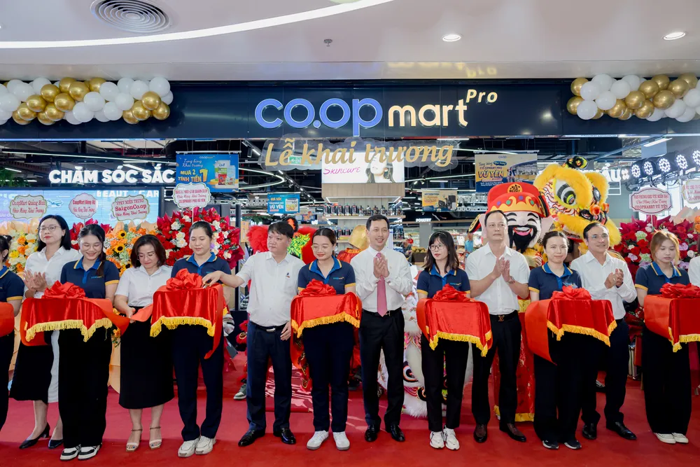 Saigon Co.op chính thức khai trương Co.opmart Pro Vũ Yên tại Vincom Mega Mall Vũ Yên, Thủy Nguyên, Hải Phòng Co.opmart Pro Vũ Yên chính thức khai trương tại Vincom Mega Mall Royal Island, Hải Phòng, đánh dấu bước tiến mới trong chuỗi siêu thị cao cấp của Saigon Co.op..jpg