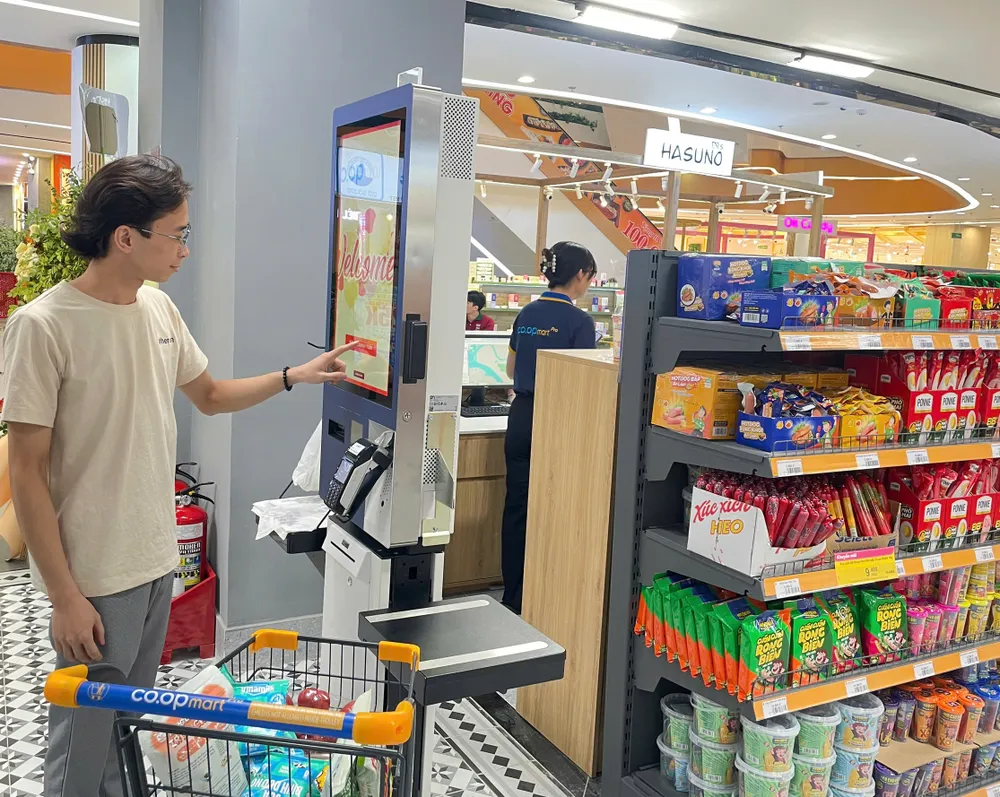 Khách hàng đến mua hàng tại hệ thống siêu thị Co.opmart Pro Vũ Yên Khách hàng trải nghiệm hệ thống máy tính tiền tự động (Self-checkout).jpg