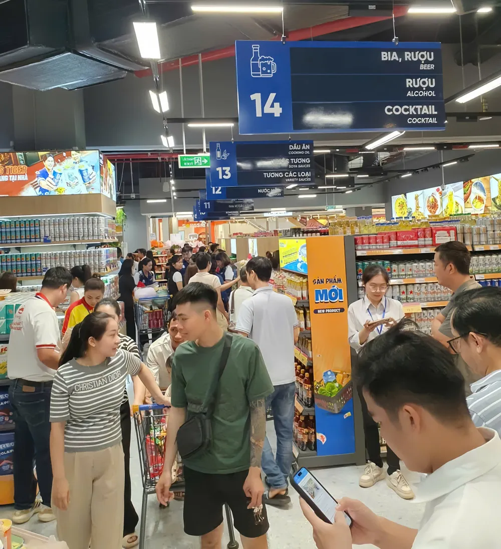Hàng ngàn khách hàng tại Hải Phòng đã đổ về Vincom Mega Mall Vũ Yên để trải nghiệm mô hình Co.opmart Pro Không gian mua sắm hiện đại của Co.opmart Vũ Yên thu hút sự quan tâm của khách hàng.jpg