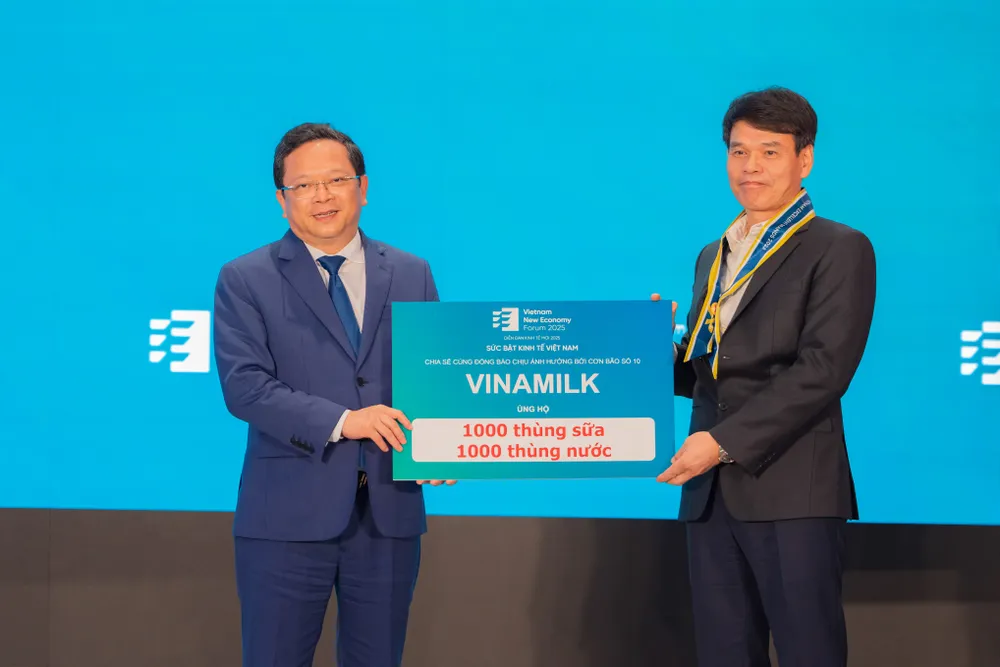 Ông Phạm Tuyên, Giám đốc Chi nhánh Vinamilk Hà Nội - chia sẻ cùng đồng bào chịu ảnh hưởng bởi cơn bão số 10. ẢNH 02.jpg