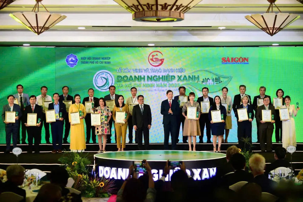 Nhiều doanh nghiệp đã được trao Giải thưởng Doanh nghiệp Xanh TPHCM năm 2024. Ảnh: HOÀNG HÙNG z7091649623189_e832c52875d5bb803782aa57e4fde40b.jpg
