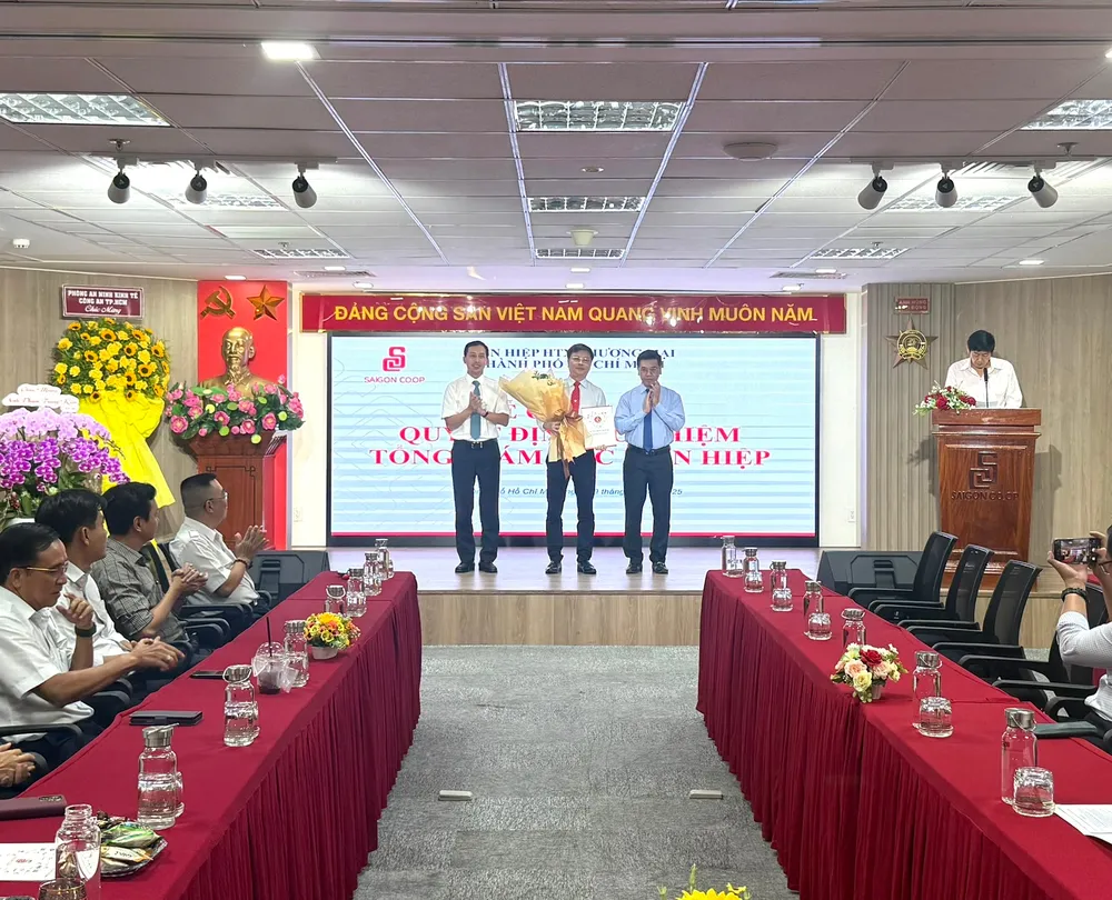 Đồng chí Nguyễn Văn Dũng , Phó Chủ tịch UBND TPHCM (trái) trao quyết định bổ nhiệm chức vụ Tổng Giám đốc Sagon Co.op cho đồng chí Phạm Trung Kiên (giữa) 1.Đồng chí Nguyễn Văn Dũng – Thành ủy viên, Ủy viên Ban Thường vụ Đảng ủy, Phó Chủ tịch UBND TP. Hồ Chí Minh – trao Quyết định bổ nhiệm và đồng chí Vũ Anh Khoa.JPEG