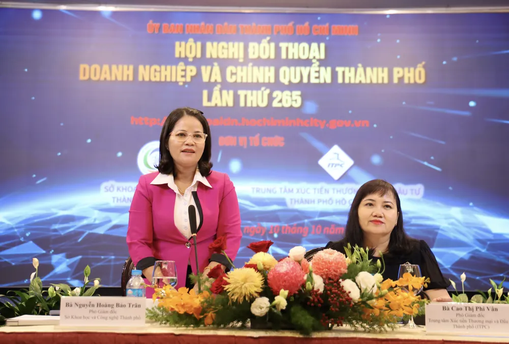 Bà Nguyễn Hoàng Bảo Trân, Phó Giám đốc Sở Khoa học và Công nghệ cùng các sở, ngành liên quan trực tiếp giải đáp cho doanh nghiệp