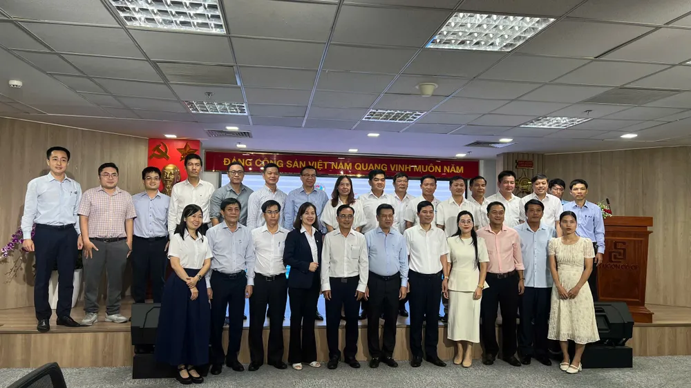 Đại diện Ban Tổng giám đốc Saigon Co.op và doanh nghiệp TP Huế chụp hình lưu niệm z7102232916947_5233cb30159435337389bd5c3af8db0a.jpg