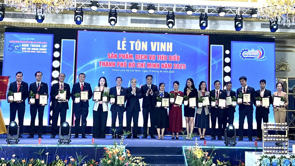 Lãnh đạo TPHCM trao chứng nhận cho các doanh nghiệp có "Sản phẩm, dịch vụ tiêu biểu TPHCM năm 2025" satra.jpg