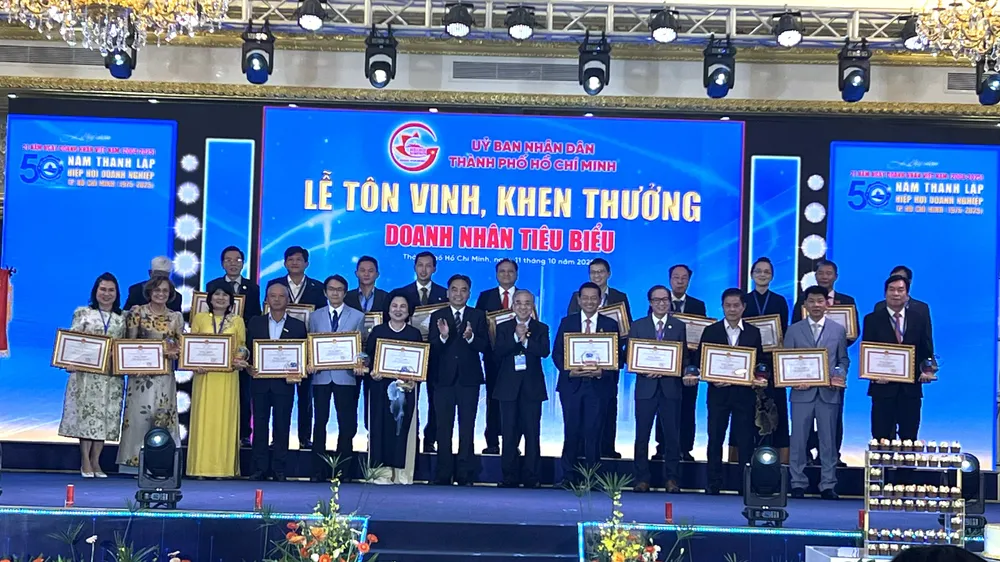 Phó chủ tịch UBND TPHCM Nguyễn Lộc Hà trao bằng khen cho doanh nhân tiêu biểu z7106072519257_f09a08bda7e798d22572da21fec49d37.jpg
