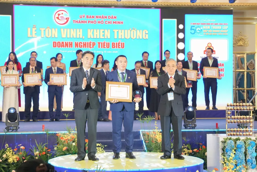 UBND TPHCM trao tặng Bằng khen Doanh nghiệp tiêu biểu năm 2025 cho đại diện Vissan HÌNH NHẬN GIẢI.jpg